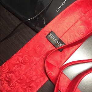 Red rose/paisley tie